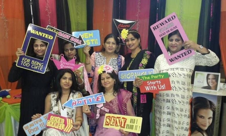 फिरोजाबाद शहर फिरोजाबाद। मेरी माटी मेरा देश एवं हर घर तिरंगा अभियान के तहत नगर निगम प्रशासन द्वारा सोमवार सुबह नौ बजे तिरंगा बाइक रैली निकाली गई। इस दौरान मेयर, नगर आयुक्त, अधिकारी व कर्मचारी हाथों में तिरंगा झंडा थाम कर सड़क पर उतरे। इस दौरान भारत माता की जय, वंदे मातरम, इंकलाब जिंदाबाद के नारे गूंजे।