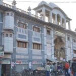 छदामी लाल जैन मंदिर 4 दार्शनिक स्थल, धार्मिक स्थल The Jain temple was founded by Late Seth Chhadami Lal Jain. In the temple hall, the beautiful statue of Lord Mahavir ji is established in the currency of Padmasana, in this beautiful and huge temple, on May 2, 1976, 45 feet long and 12 feet width statue of Lord Vahuvali Swami has been established .The idol has a total weight of a massive 130 Ton. It is the first of India and the fifth largest statue in the country and Chandraprabha Beautiful statue of the ground is also established.From the whole of India, the Jain Mantrali Dasmunshi Mahavir keeps coming in the number of thousands of devotees every month for observing Digambar Jain temple.