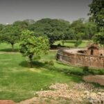 दार्शनिक स्थल According to the 1884 Gazetteer, about 12 kilometers from Hirangaon-Firozabad, Kotla’s fort, whose ditch is 20 feet, 14 feet deep, 40 feet high is shown, the plot of land was 284 feet north 220 feet south and 320 feet east and 480 feet west. At present, this fort has become abandoned,but still its ancestors are seen.