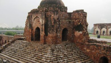दार्शनिक स्थल According to the 1884 Gazetteer, about 12 kilometers from Hirangaon-Firozabad, Kotla’s fort, whose ditch is 20 feet, 14 feet deep, 40 feet high is shown, the plot of land was 284 feet north 220 feet south and 320 feet east and 480 feet west. At present, this fort has become abandoned,but still its ancestors are seen.