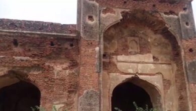 राजा चंद्रवाड़ फोर्ट 8 दार्शनिक स्थल, धार्मिक स्थल Chandravar Gate falls under Ferozabad district. Here the war of Muhammad Ghori and Jayachand was fought, Chandravara was fired on the Yamuna coast, 5 kilometers away from Ferozabad town. At present Chandravara was once an important and prosperous city, in which some Jain scholars believed that this land was ruled by Lord Krishna’s father Vasudeva. It is said that Chandraseen was founded by Chandra Var town. In the book Bahubali Charit written by Dhanapal in 1392 AD or 1397 AD , details of Sambhari Rai, Sarang Narendra, Abhay Chandra and Ramchandra Rajo of Chandravar get details.