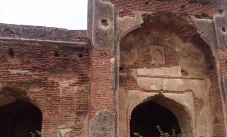 राजा चंद्रवाड़ फोर्ट 1 दार्शनिक स्थल Chandravar Gate falls under Ferozabad district. Here the war of Muhammad Ghori and Jayachand was fought, Chandravara was fired on the Yamuna coast, 5 kilometers away from Ferozabad town. At present Chandravara was once an important and prosperous city, in which some Jain scholars believed that this land was ruled by Lord Krishna’s father Vasudeva. It is said that Chandraseen was founded by Chandra Var town. In the book Bahubali Charit written by Dhanapal in 1392 AD or 1397 AD , details of Sambhari Rai, Sarang Narendra, Abhay Chandra and Ramchandra Rajo of Chandravar get details.