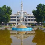 छदामी लाल जैन मंदिर 3 दार्शनिक स्थल, धार्मिक स्थल The Jain temple was founded by Late Seth Chhadami Lal Jain. In the temple hall, the beautiful statue of Lord Mahavir ji is established in the currency of Padmasana, in this beautiful and huge temple, on May 2, 1976, 45 feet long and 12 feet width statue of Lord Vahuvali Swami has been established .The idol has a total weight of a massive 130 Ton. It is the first of India and the fifth largest statue in the country and Chandraprabha Beautiful statue of the ground is also established.From the whole of India, the Jain Mantrali Dasmunshi Mahavir keeps coming in the number of thousands of devotees every month for observing Digambar Jain temple.