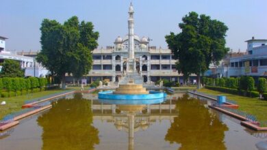 छदामी लाल जैन मंदिर 6 दार्शनिक स्थल, धार्मिक स्थल The Jain temple was founded by Late Seth Chhadami Lal Jain. In the temple hall, the beautiful statue of Lord Mahavir ji is established in the currency of Padmasana, in this beautiful and huge temple, on May 2, 1976, 45 feet long and 12 feet width statue of Lord Vahuvali Swami has been established .The idol has a total weight of a massive 130 Ton. It is the first of India and the fifth largest statue in the country and Chandraprabha Beautiful statue of the ground is also established.From the whole of India, the Jain Mantrali Dasmunshi Mahavir keeps coming in the number of thousands of devotees every month for observing Digambar Jain temple.
