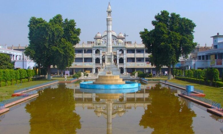 छदामी लाल जैन मंदिर 1 दार्शनिक स्थल, धार्मिक स्थल The Jain temple was founded by Late Seth Chhadami Lal Jain. In the temple hall, the beautiful statue of Lord Mahavir ji is established in the currency of Padmasana, in this beautiful and huge temple, on May 2, 1976, 45 feet long and 12 feet width statue of Lord Vahuvali Swami has been established .The idol has a total weight of a massive 130 Ton. It is the first of India and the fifth largest statue in the country and Chandraprabha Beautiful statue of the ground is also established.From the whole of India, the Jain Mantrali Dasmunshi Mahavir keeps coming in the number of thousands of devotees every month for observing Digambar Jain temple.