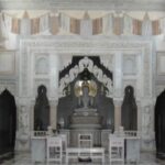 छदामी लाल जैन मंदिर 2 दार्शनिक स्थल, धार्मिक स्थल The Jain temple was founded by Late Seth Chhadami Lal Jain. In the temple hall, the beautiful statue of Lord Mahavir ji is established in the currency of Padmasana, in this beautiful and huge temple, on May 2, 1976, 45 feet long and 12 feet width statue of Lord Vahuvali Swami has been established .The idol has a total weight of a massive 130 Ton. It is the first of India and the fifth largest statue in the country and Chandraprabha Beautiful statue of the ground is also established.From the whole of India, the Jain Mantrali Dasmunshi Mahavir keeps coming in the number of thousands of devotees every month for observing Digambar Jain temple.