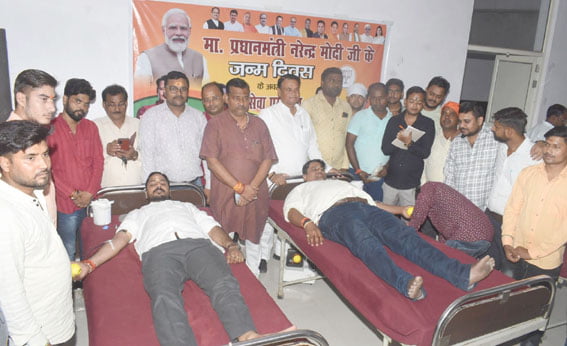 Firozabad News, फिरोजाबाद शहर फिरोजाबाद। केंद्र व प्रदेश नेतृत्व के आवाहन पर भारतीय जनता युवा मोर्चा महानगर द्वारा प्रधानमंत्री नरेन्द्र मोदी के जन्मदिवस के उपलक्ष्य में सेवा पखवाडडा कार्यक्रम के अंतर्गत एक रक्तदान शिविर का आयोजन गुप्ता नर्सिग होम पर किया गया। रक्तदान शिविर में भाजपा कार्यकर्ताओं, पदाधिकारियों एवं युवा मोर्चा की टीम ने बढ़-चढ़कर भाग लिया।