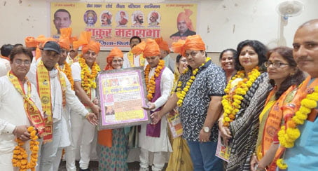 फिरोजाबाद शहर, Firozabad News फिरोजाबाद। ठाकुर महासभा की एक बैठक फिरोजाबाद क्लब में संपन्न हुई।। जिसमें राष्ट्रीय प्रभारी जितेंद्र सिकरवार ने राज धाकरे को मनोनयन पत्र प्रदान कर जिलाध्यक्ष पद की शपथ दिलाई।