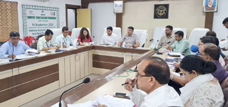 फिरोजाबाद शहर, Firozabad News फिरोजाबाद। जिलाधिकारी डाॅ उज्जवल कुमार की अध्यक्षता मेें सोमवार को कलैक्ट्रेट सभागार में जिला सलाहकार समिति बैंकर्स की बैठक आयोजित की गयी। बैठक के दौरान जिलाधिकारी ने समीक्षा मेें पाया कि अधिकतर बैंक शाखाऐं अभी भी ऋण स्वीकृति मेें हिलाहवाली कर रहीं है, जिस पर जिलाधिकारी ने फटकार लगाते हुए सम्बन्धित बैंक शाखा प्रबंधकों को चेतावनी दी कि वह निर्धारित लक्ष्य के सापेक्ष जल्द ऋण स्वीकृत करें, अन्यथा उनके विरूद्ध कड़ी कार्यवाही की जाएगी।