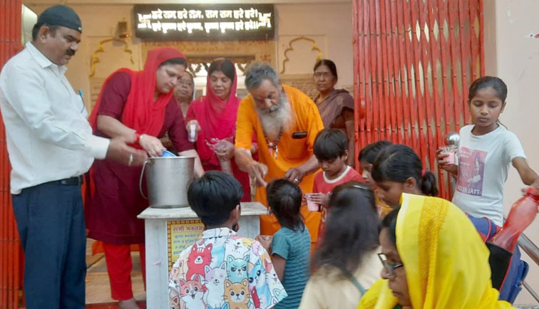 Thandai was distributed on Ekadashi in the Labor Colony