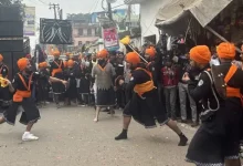 Firozabad News, फिरोजाबाद शहर शिकोहाबाद। सरर्वस दानी गुरु गोविंद सिंह महाराज के प्रकाश पर्व को समर्पित शिकोहाबाद की समूह साध संगत के विशेष सहयोग से विशाल नगर कीर्तन यात्रा निकाली गई। इसमें सिख समाज के युवा, बुजुर्ग, महिला और बच्चे शामिल हुए। नगर कीर्तन में आधा दर्जन झांकिया भी शामिल की गईं। जिसमें सिख समाज के महापुरुषों के चित्र रखे हुए थे। नगर संकीर्तन का नगर में जगह-जगह स्वागत किया गया। युवाओं ने स्टेट बैंक चौराहे पर हेरतअंगेज करतब दिखा कर लोगों को मंत्रमुग्ध कर दिया।