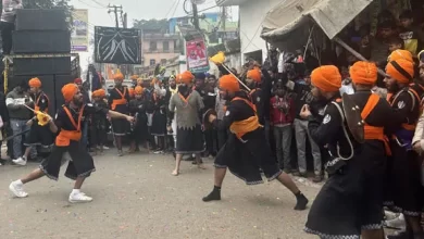 धार्मिक कार्यक्रम शिकोहाबाद। सरर्वस दानी गुरु गोविंद सिंह महाराज के प्रकाश पर्व को समर्पित शिकोहाबाद की समूह साध संगत के विशेष सहयोग से विशाल नगर कीर्तन यात्रा निकाली गई। इसमें सिख समाज के युवा, बुजुर्ग, महिला और बच्चे शामिल हुए। नगर कीर्तन में आधा दर्जन झांकिया भी शामिल की गईं। जिसमें सिख समाज के महापुरुषों के चित्र रखे हुए थे। नगर संकीर्तन का नगर में जगह-जगह स्वागत किया गया। युवाओं ने स्टेट बैंक चौराहे पर हेरतअंगेज करतब दिखा कर लोगों को मंत्रमुग्ध कर दिया।