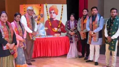 फिरोजाबाद: विकसित भारत में युवाओं की भूमिका विषय पर हुई विचार गोष्ठी 4 फिरोजाबाद शहर, Firozabad News फिरोजाबाद। स्वामी विवेकानंद की जयंती राष्ट्रीय युवा दिवस के उपलक्ष्य में विकसित भारत में युवाओं की भूमिका विषय पर विचार गोष्ठी आयोजित की गई। जिसमें वक्ताओं ने स्वामी विवेकानंद के विचारों को अपने जीवन में आत्मसात करने के लिए प्रेरित किया। इस अवसर पर विवेकानंद संदेश यात्रा निकाली गई।