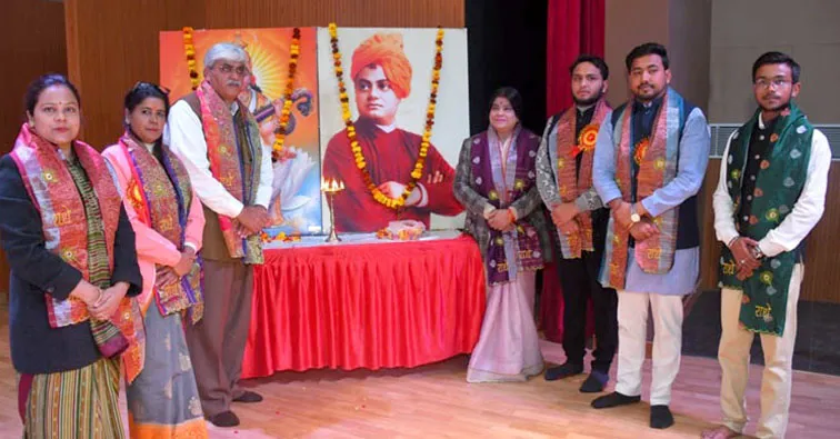 फिरोजाबाद: विकसित भारत में युवाओं की भूमिका विषय पर हुई विचार गोष्ठी 1 Firozabad News, फिरोजाबाद शहर फिरोजाबाद। स्वामी विवेकानंद की जयंती राष्ट्रीय युवा दिवस के उपलक्ष्य में विकसित भारत में युवाओं की भूमिका विषय पर विचार गोष्ठी आयोजित की गई। जिसमें वक्ताओं ने स्वामी विवेकानंद के विचारों को अपने जीवन में आत्मसात करने के लिए प्रेरित किया। इस अवसर पर विवेकानंद संदेश यात्रा निकाली गई।