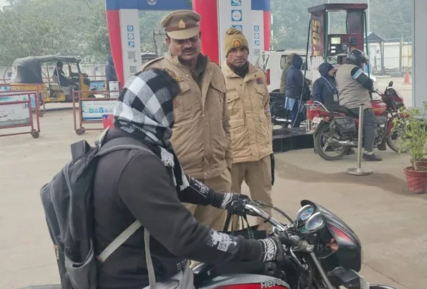 फिरोजाबाद: वाहन चालकों को यातायात नियमों की दी जानकारी 1 Firozabad News, फिरोजाबाद शहर फिरोजाबाद। जनपद में चलाएं जा रहे राष्ट्रीय सडक सुरक्षा माह में यातायात टीम ने नगर के चौराहो पर वाहनों की चैकिंग करते हुए चालकों को यातायात नियमों का पाठ पढ़ाया। सीओ यातायात तेजस त्रिपाठी के नेतृत्व में यातायात प्रभारी महेश सिंह ने पुलिस टीम के साथ सड़क हादसों में कमी लाने के लिए शहर के प्रमुख चौराहों नगला बरी, आसफाबाद, जाटवपुरी, सुभाष तिराहा, सुहाग नगर आदि स्थानों पर वाहनों की चैकिंग करते हुए 775 चालन कर दो वाहनों को सीज किया है। पुलिस टीम ने दुपहिया वाहन चालको ंसे हेलमेंट का प्रयोग करते हुए जान माल की सुरक्षा की अपील की।