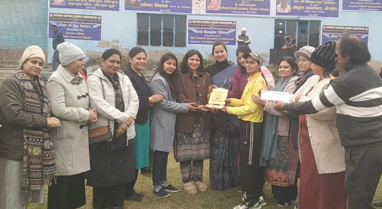 फिरोजाबाद: चौंपियनशिप में मध्य प्रदेश की पुरूष और महिला में राजस्थान की टीम विजेता 1 Firozabad News, फिरोजाबाद शहर, लोकल स्पोर्ट्स फिरोजाबाद। All India Softball Cricket Women's and Men's Championship में पहला मैच मध्य प्रदेश और छत्तीसगढ़ की टीम के मध्य खेला गया। जिसमे मध्य प्रदेश की पुरूष टीम विजेता रही। दूसरा मैच महिला राजस्थान और बिहार की टीम के मध्य खेला गया। जिसमें राजस्थान की टीम विनर रही।