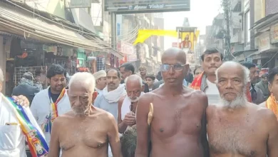 धार्मिक कार्यक्रम फ़िरोज़ाबाद। जैन धर्म के प्रथम तीर्थंकर भगवान ऋषभदेव तीर्थ क्षेत्र मर्सलगंज के गौरव से विख्यात आचार्य सौभाग्य सागर का नगर में बैंडबाजों के साथ मंगल प्रवेश हुआ। जिसमें जिनभक्तों ने महाराज श्री पाद पक्षलन कर आर्शीवाद लिया। ऋषभदेव रथोतस्व यात्रा का नगर में रसूलपुर से प्रवेश हुआ। ललितेश जैन, मुकेश जैन ने ध्वजारोहण कर यात्रा का शुभारम्भ किया। गुरुदेव की रथोतस्व यात्रा नालबंद चौराहा, घंटाघर चौराहा, सदर बाजार, कंपनी बाग चौराहा, बस स्टैंड होते हुए सेठ छदामी लाल जैन मंदिर पहुंची। मंगल प्रवेश की यात्रा में सबसे आगे दो ऐरावत हाथी, रथयात्रा के आने का संकेत देते हुए चल रहे थे। यात्रा में एक साथ 10 रथ एक साथ क्रम बद्ध होकर चल रहे थे और उनके पीछे दो रथों पर क्रमशः देव, और शास्त्र विराजमान थे। जिनके साथ जैन मुनि संसंघ और सेंकड़ों भक्तों के चल रहे थे। मार्ग में अट्टावाला जैन मंदिर पर मुनि अमित सागर, सौभाग्य सागर गुरुओं का मधुर वात्सल्य मिलन हुआ। मीडिया प्रभारी आदीश जैन ने बताया कि  सौभाग्य सागर 15 जनवरी को अपनी आहार चर्या के बाद मर्सलगंज के लिए बिहार करेंगे। यात्रा में सचिन जैन, अध्यक्ष डाँ धीरेन्द्र जैन, अरुण जैन, महावीर जयंती अध्यक्ष नीतेश जैन नाटी, डेविड जैन, अनूप जैन, राजेश जैन, संजू जैन, संजय जैन पीआरओ, इंद्र कुमार जैन, संजीव जैन एड, विजय जैन एड, अनुज जैन तुलसी बिहार, मनोज जैन दद्दा, निमिष जैन, शैलेन्द्र जैन शैली, विशाल जैन एड, दीपक जैन, देवेंद्र जैन आदि मौजूद रहे।
