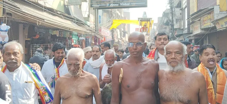 Firozabad News, धार्मिक कार्यक्रम, फिरोजाबाद शहर फ़िरोज़ाबाद। जैन धर्म के प्रथम तीर्थंकर भगवान ऋषभदेव तीर्थ क्षेत्र मर्सलगंज के गौरव से विख्यात आचार्य सौभाग्य सागर का नगर में बैंडबाजों के साथ मंगल प्रवेश हुआ। जिसमें जिनभक्तों ने महाराज श्री पाद पक्षलन कर आर्शीवाद लिया। ऋषभदेव रथोतस्व यात्रा का नगर में रसूलपुर से प्रवेश हुआ। ललितेश जैन, मुकेश जैन ने ध्वजारोहण कर यात्रा का शुभारम्भ किया। गुरुदेव की रथोतस्व यात्रा नालबंद चौराहा, घंटाघर चौराहा, सदर बाजार, कंपनी बाग चौराहा, बस स्टैंड होते हुए सेठ छदामी लाल जैन मंदिर पहुंची। मंगल प्रवेश की यात्रा में सबसे आगे दो ऐरावत हाथी, रथयात्रा के आने का संकेत देते हुए चल रहे थे। यात्रा में एक साथ 10 रथ एक साथ क्रम बद्ध होकर चल रहे थे और उनके पीछे दो रथों पर क्रमशः देव, और शास्त्र विराजमान थे। जिनके साथ जैन मुनि संसंघ और सेंकड़ों भक्तों के चल रहे थे। मार्ग में अट्टावाला जैन मंदिर पर मुनि अमित सागर, सौभाग्य सागर गुरुओं का मधुर वात्सल्य मिलन हुआ। मीडिया प्रभारी आदीश जैन ने बताया कि  सौभाग्य सागर 15 जनवरी को अपनी आहार चर्या के बाद मर्सलगंज के लिए बिहार करेंगे। यात्रा में सचिन जैन, अध्यक्ष डाँ धीरेन्द्र जैन, अरुण जैन, महावीर जयंती अध्यक्ष नीतेश जैन नाटी, डेविड जैन, अनूप जैन, राजेश जैन, संजू जैन, संजय जैन पीआरओ, इंद्र कुमार जैन, संजीव जैन एड, विजय जैन एड, अनुज जैन तुलसी बिहार, मनोज जैन दद्दा, निमिष जैन, शैलेन्द्र जैन शैली, विशाल जैन एड, दीपक जैन, देवेंद्र जैन आदि मौजूद रहे।