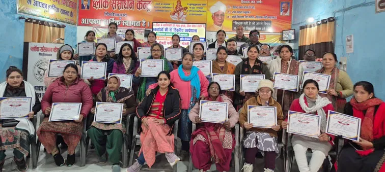 फिरोजाबाद: मीना मंच विद्यालयों में बालिकाओं को जागरूक करने का सबसे सशक्त माध्यम 1 Firozabad News, फिरोजाबाद शहर फिरोजाबाद। स्पेशल प्रोजेक्ट फॉर इक्विटी के अंतर्गत पॉवर एंजेल्स का सशक्तिकरण सेल्फ एस्टीम और नेतृत्व क्षमता के विकास पर आयोजित दो दिवसीय कार्यशाला में सुगमकर्ता को बालिकाओं के सशक्तिकरण, शिक्षा में समानता लाने की बारीकियों को सिखाया गया।