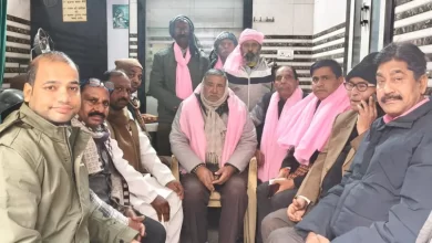 Firozabad News फिरोजाबाद। सविता समाज द्वारा भारत रत्न जननायक कपूरी ठाकुर की जयंती धूमधाम से मनाई जाएंगी। जिसके लिए कमेटी का गठन किया गया है। सर्व सम्मति से मुकेश धामा को अध्यक्ष बनाया गया है। उनका भव्य स्वागत किया गया। सविता समाज की बैठक पंचायती बगीची स्टेशन रोड हुई। जिसमें नेताजी गुरूदत्त ने Karpoori Thakur Jayanti मनाने पर चर्चा करते हुए मुकेश धामा को जयंती के अध्यक्ष की जिम्मेदारी सौंपी है। वह पूरी नई कार्यकारिणी के साथ सभी कार्यक्रमों को सम्पन्न कराएंगे। समाज के सभी वर्ग सहयोग करेंगे। बैठक में रघुवीर सिंह, रमेश अंजना, डॉ रमेश चंद जर्रा, डॉ निर्दाेष कुमार नंदा, योगेश सविता, दिलीप, सियाराम, डॉ जयप्रकाश, गुरुदयाल सिंह, राहुल कुमार, सत्येंद्र सविता, रमेश, युगल किशोर, रामगोपाल मामा ठाकुर, जयप्रकाश, उमेश कुमार, डॉ विद्याराम, डॉ राजेश, आदि मौजूद रहे।