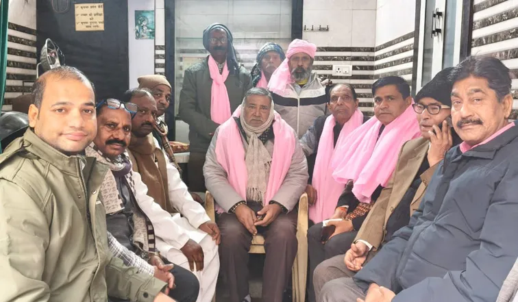 Firozabad News, फिरोजाबाद शहर फिरोजाबाद। सविता समाज द्वारा भारत रत्न जननायक कपूरी ठाकुर की जयंती धूमधाम से मनाई जाएंगी। जिसके लिए कमेटी का गठन किया गया है। सर्व सम्मति से मुकेश धामा को अध्यक्ष बनाया गया है। उनका भव्य स्वागत किया गया। सविता समाज की बैठक पंचायती बगीची स्टेशन रोड हुई। जिसमें नेताजी गुरूदत्त ने Karpoori Thakur Jayanti मनाने पर चर्चा करते हुए मुकेश धामा को जयंती के अध्यक्ष की जिम्मेदारी सौंपी है। वह पूरी नई कार्यकारिणी के साथ सभी कार्यक्रमों को सम्पन्न कराएंगे। समाज के सभी वर्ग सहयोग करेंगे। बैठक में रघुवीर सिंह, रमेश अंजना, डॉ रमेश चंद जर्रा, डॉ निर्दाेष कुमार नंदा, योगेश सविता, दिलीप, सियाराम, डॉ जयप्रकाश, गुरुदयाल सिंह, राहुल कुमार, सत्येंद्र सविता, रमेश, युगल किशोर, रामगोपाल मामा ठाकुर, जयप्रकाश, उमेश कुमार, डॉ विद्याराम, डॉ राजेश, आदि मौजूद रहे।
