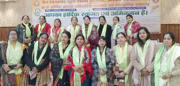 Firozabad News, फिरोजाबाद शहर फ़िरोज़ाबाद। जैन युवा संघर्ष समिति का 41 वां वार्षिकोत्सव, परिवार संस्कार समारोह में अनेकों धार्मिक, सांस्कृतिक कार्यक्रमों के साथ मनाया गया। जिसमे जनप्रतिनिधियो, समाजसेवियों को सम्मानित किया गया।