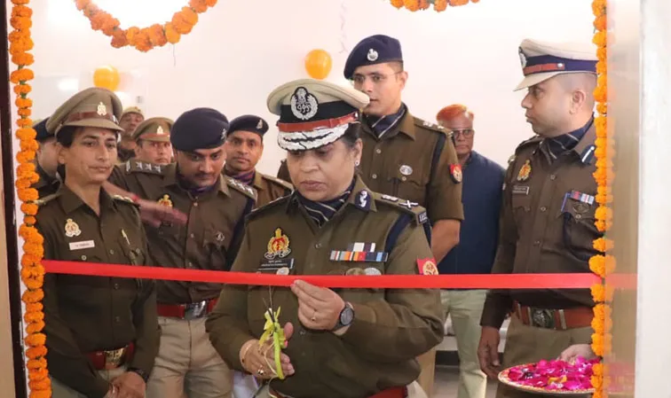 Firozabad News फिरोजाबाद। नगर के थाना दक्षिण, पुलिस मुख्यालय में यातायात लाइंस, परिवार परामर्श केंद्र के नवनिर्मित भवनों का भव्य शुभारंभ किया गया। एडीजी, डीआईजी, एसएसपी ने संयुक्त रूप से फीता काटकर, हवन-पूजन कर नए भवन का शुभारम्भ किया। थानें में समस्त कामकाज अब नए और आधुनिक सुविधाओं से युक्त भवन में संचालित किये जाएंगे।
