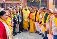 Firozabad News, फिरोजाबाद शहर फिरोजाबाद। नगर में होने वाले 1108 कुंडीय मृत्युंजय मां पीतांबरा महायज्ञ की सफलता के लिए वेद भगवान की यात्रा का शुभारम्भ किया गया। यात्रा जनपद के शहरी व ग्रामीण क्षेत्रों में भ्रमण करते हुए जनजागरण करेंगी।  राज राजेश्वरी कैला देवी मंदिर से शुक्रवार को वेद भगवान की यात्रा का शुभारम्भ मॉ पीताम्बरा के पीठाधीश्वर रामदास महाराज, सदर विधायक मनीष असीजा, महापौर कामिनी राठौर ने संयुक्त रूप से किया। रामदास महाराज ने बताया कि 1108 कुंडीय मृत्युंजय मां पीतांबरा महायज्ञ 6 से 17 मार्च तक चलेगा। मातृशक्ति कलश यात्रा 7 मार्च को निकाली जाएगी। यात्रा विभिन्न मार्गो से होती हुई गोपाल आश्रम में पहुंची। मार्ग में पुष्प वर्षा कर स्वागत किया। यात्रा मार्ग भक्ति गीतों, मंत्रोच्चार और जयघोष से गूंज उठा। महायज्ञ में देश, प्रदेश से संत-महात्माओं का आगमन होगा। प्रतिदिन धार्मिक अनुष्ठान, प्रवचन होंगे। शनिवार को राधाकृष्ण मंदिर से यात्रा निकाली जायेगी। यात्रा में भाजपा महानगर अध्यक्ष डा सतीश दिवाकर, धर्मेन्द्र शर्मा, नानक चंद्र अग्रवाल, प्रदीप टंडन, अनुपम शर्मा, रामनरेश कटारा, पूनम शर्मा, पवन गुप्ता, दीपक गुप्ता, सत्यवीर गुप्ता, हरिओम वर्मा, प्रमोद राजौरिया, रमाकांत उपाध्याय, देवब्रत पांडे, निशांत मिश्रा, प्रशांत अग्रवाल आदि मौजूद रहे।