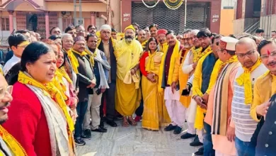 धार्मिक कार्यक्रम फिरोजाबाद। नगर में होने वाले 1108 कुंडीय मृत्युंजय मां पीतांबरा महायज्ञ की सफलता के लिए वेद भगवान की यात्रा का शुभारम्भ किया गया। यात्रा जनपद के शहरी व ग्रामीण क्षेत्रों में भ्रमण करते हुए जनजागरण करेंगी।  राज राजेश्वरी कैला देवी मंदिर से शुक्रवार को वेद भगवान की यात्रा का शुभारम्भ मॉ पीताम्बरा के पीठाधीश्वर रामदास महाराज, सदर विधायक मनीष असीजा, महापौर कामिनी राठौर ने संयुक्त रूप से किया। रामदास महाराज ने बताया कि 1108 कुंडीय मृत्युंजय मां पीतांबरा महायज्ञ 6 से 17 मार्च तक चलेगा। मातृशक्ति कलश यात्रा 7 मार्च को निकाली जाएगी। यात्रा विभिन्न मार्गो से होती हुई गोपाल आश्रम में पहुंची। मार्ग में पुष्प वर्षा कर स्वागत किया। यात्रा मार्ग भक्ति गीतों, मंत्रोच्चार और जयघोष से गूंज उठा। महायज्ञ में देश, प्रदेश से संत-महात्माओं का आगमन होगा। प्रतिदिन धार्मिक अनुष्ठान, प्रवचन होंगे। शनिवार को राधाकृष्ण मंदिर से यात्रा निकाली जायेगी। यात्रा में भाजपा महानगर अध्यक्ष डा सतीश दिवाकर, धर्मेन्द्र शर्मा, नानक चंद्र अग्रवाल, प्रदीप टंडन, अनुपम शर्मा, रामनरेश कटारा, पूनम शर्मा, पवन गुप्ता, दीपक गुप्ता, सत्यवीर गुप्ता, हरिओम वर्मा, प्रमोद राजौरिया, रमाकांत उपाध्याय, देवब्रत पांडे, निशांत मिश्रा, प्रशांत अग्रवाल आदि मौजूद रहे।