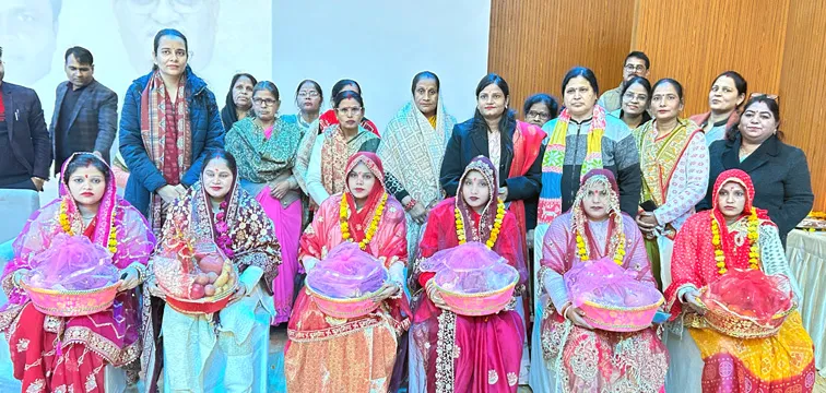 फिरोजाबाद: महापौर, नगर आयुक्त ने गर्भवती महिलाओं कराई गोदभराई, आंगनबाडी कार्यकत्रियों को बांटे बर्तन 1 Firozabad News, फिरोजाबाद शहर फिरोजाबाद। हॉट कुक्ड मील योजना के अंतर्गत नगर निगम द्वारा आंगनवाड़ी केंद्रो के लिए भोजन बनाने के लिए और बच्चों को स्वच्छ, पौष्टिक भोजन परोसने के उद्देश्य से आंगनबाड़ी कार्यकत्रियों, सहायिकाओं को बर्तनों का वितरण करते हुए गर्भवती महिलाओं गोदभराई की गई।