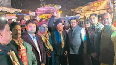धार्मिक कार्यक्रम फिरोजाबाद। मां राजराजेश्वरी केला देवी की 25 वीं ध्वजा पोशाक यात्रा गाजे-बाजे के साथ निकाली गई। भक्तजन माता रानी की पोशाक सिर पर रखकर चल रहे थे। यात्रा में कैला देवी का डोला अपनी अलग ही छटां बिखेर रहा था। यात्रा में जगह-जगह पुष्प वर्षा की गई।