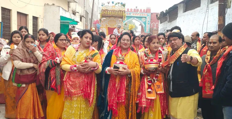 फिरोजाबाद: गाजे-बाजे के साथ निकली श्रीमद्भागवत कथा की कलश यात्रा 1 Firozabad News, धार्मिक कार्यक्रम, फिरोजाबाद शहर फिरोजाबाद। श्रीमद्भागवत कथा की मंगल कलश यात्रा गाजे-बाजेे के साथ निकाली गई। कलश यात्रा में सौभाग्यवती महिलाऐं सिर पर मंगल कलश धारण कर चल रही। कलश यात्रा का मार्ग में पुष्प वर्षा कर स्वागत किया गया। कलश यात्रा का शुभारम्भ उपसभापति विजय शर्मा ने हरी झंडी दिखाकर किया। कलश यात्रा शिवनगर स्थित दुर्गा मंदिर से प्रारम्भ हुई, जो कि बर्फखाना चौराहा, सेंट्रल चौराहा होते हुए तुलसी पैलेस में पहुंची। कथा वाचक पदम उपाध्याय ने मंगल कलशों को कथा पंडाल में विधि-विधान से स्थापित कराया। यात्रा में मुख्य आयोजक अशोक कुमार अग्रवाल, शशि अग्रवाल, नीतू शर्मा, सुधीर अग्रवाल, देवांश शर्मा, सुजल शर्मा, गौरव मित्तल, मधु अग्रवाल, आरती अग्रवाल, सचिन अग्रवाल, विनोद मित्तल, संजय अग्रवाल, अश्वनी महेश्वरी, राखी अग्रवाल आदि मौजूद रहे।