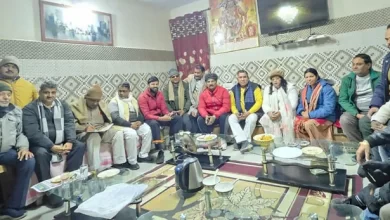 Firozabad News फिरोजाबाद। फिरोजाबाद व्यापार मंडल की बैठक में आगामी कार्यक्रमों पर चर्चा कर संगठन को मजबूत करने पर जोर दिया।  जिलाध्यक्ष रविन्द्रलाल तिवारी के निवास पर आयोजित बैठक में महानगर अध्यक्ष सुनील अग्रवाल ने संगठन की प्रतिमाह बैठक करने, 17 फरवरी को युवा सम्मेलन, आगामी मार्च माह में महिला सम्मेलन, यूपी 83 की गाड़ियों को टोल मुक्त करने के अलावा शास्त्री मार्केट की दुकानों के नाम परिवर्तन करने को लेकर चर्चा की। जिलाध्यक्ष ने सभी प्रस्ताव सर्वसम्मति से पारित किये। बैठक में रामबाबू झा, दुष्यंत यादव, प्रदीप कौशिक, मुकेश कुमार गर्ग, अर्जेश उपाध्याय, परशुराम लालवानी, भरत तिवारी, नीतू शर्मा, हेमलता तिवारी, नवीन उपाध्याय, इरशाद कुरैशी, मुफीद खान, संजय गुप्ता, संजीव यादव, संजय गुुप्ता, शुभम राजपूत, इनाम सिंह प्रजापति, भरत तिवारी आदि मौजूद रहे।