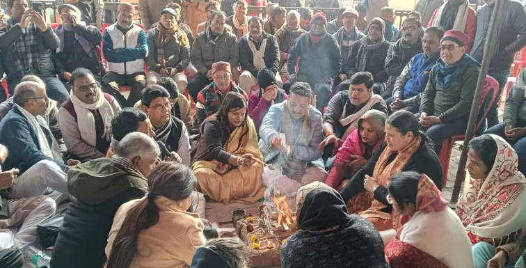 Firozabad News, फिरोजाबाद शहर फिरोजाबाद। सीएम ग्रिड योजना के अंतर्गत शहर के तीन प्रमुख चौराहों का 24 करोड़ 33 लाख, 46 हजार रू. से सौंदर्यीकरण कराया जायेगा। विद्युत पोलों को हटाकर अण्डर ग्राउंड कैबिल डाली जायेगी। जिससे जाम को मुक्ति भी मिलेगी।