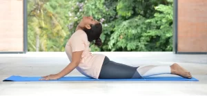 भुजंगासन (Cobra Pose) 3 Yoga भुजंगासन, जिसे कोबरा पोज़ भी कहते हैं, एक मूलभूत योग आसन है जिसमें पीठ को मोड़ने वाला व्यायाम सांप के फन उठाने की मुद्रा जैसा दिखता है। यह छाती, कंधों और पेट को फैलाता है और रीढ़ की हड्डी व नितंबों को मजबूत बनाता है। यह मुद्रा सुधारने और कमर के निचले हिस्से के तनाव को कम करने में अत्यंत लाभकारी है।