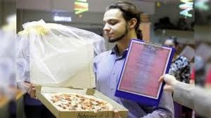 रूसी युवक ने की पिज़्ज़ा से शादी 1 दुनिया रंग बिरंगी Russian man marries a pizza.