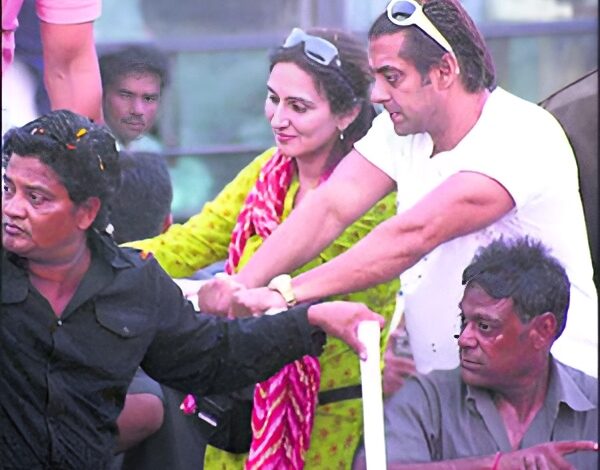 Interesting Articles लोकसभा चुनाव 2009 में सपा के राष्ट्रीय अध्यक्ष और यूपी के पूर्व मुख्यमंत्री अखिलेश यादव ने कन्नौज और फिरोजाबाद दो जगह से जीत हासिल की थी। चुनाव के बाद अखिलेश ने फिरोजाबाद सीट छोड़ने का फैसला किया। इस सीट पर समाजवादी पार्टी ने उनकी पत्नी डिंपल को उम्मीदवार बनाया। डिंपल का यह पहला संसदीय चुनाव था। उनके खिलाफ पूर्व समाजवादी राजब्बर मैदान में थे।1989 में फिल्मी पर्दे से राजनीति का रुख करने वाले राजबब्बर ने अपनी शुरुआत जनता दल से की थी। 1994 में वह मुलायम सिंह यादव के साथ हो गए, सपा के टिकट से उन्हें राज्यसभा भेजा गया। 1999 और 2004 लोकसभा चुनाव में राजबब्बर ने आगरा सीट से जीत हासिल की। 2006 में उन्होंने समाजवादी पार्टी का साथ छोड़ दिया। इसके दो बाद वह कांग्रेस में चले गए, वर्तमान में राजबब्बर उत्तर प्रदेश कांग्रेस अध्यक्ष हैं और फतेहपुर सीकरी से चुनाव लड़ रहे हैं।