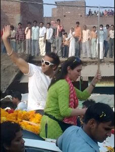 Interesting Articles लोकसभा चुनाव 2009 में सपा के राष्ट्रीय अध्यक्ष और यूपी के पूर्व मुख्यमंत्री अखिलेश यादव ने कन्नौज और फिरोजाबाद दो जगह से जीत हासिल की थी। चुनाव के बाद अखिलेश ने फिरोजाबाद सीट छोड़ने का फैसला किया। इस सीट पर समाजवादी पार्टी ने उनकी पत्नी डिंपल को उम्मीदवार बनाया। डिंपल का यह पहला संसदीय चुनाव था। उनके खिलाफ पूर्व समाजवादी राजब्बर मैदान में थे।1989 में फिल्मी पर्दे से राजनीति का रुख करने वाले राजबब्बर ने अपनी शुरुआत जनता दल से की थी। 1994 में वह मुलायम सिंह यादव के साथ हो गए, सपा के टिकट से उन्हें राज्यसभा भेजा गया। 1999 और 2004 लोकसभा चुनाव में राजबब्बर ने आगरा सीट से जीत हासिल की। 2006 में उन्होंने समाजवादी पार्टी का साथ छोड़ दिया। इसके दो बाद वह कांग्रेस में चले गए, वर्तमान में राजबब्बर उत्तर प्रदेश कांग्रेस अध्यक्ष हैं और फतेहपुर सीकरी से चुनाव लड़ रहे हैं।